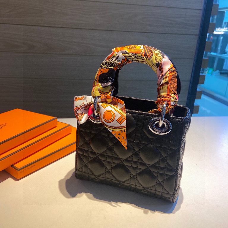 P Explosive Hermes Twill Silk (100% Mulberry Silk). This must-have accessory can be worn in a variety of ways and goes well with any outfit. Wear it around your neck or as a belt, hair tie or headband.