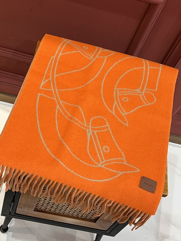 New at Hermes This scarf is woven in a delicate clashing jacquard and presents the Entrelacs Equestres horse head pattern designed by Geoff McFetridge. Size 40195cm.