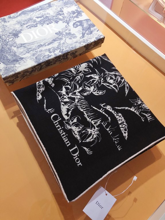 RDO2323 Original D's Petites Fleurs 140cm velvet square scarf features a rustic, poetic Dior Birds print inspired by the Japanese art movement, showcasing birds surrounded by floral embellishments. Made of multicolored s