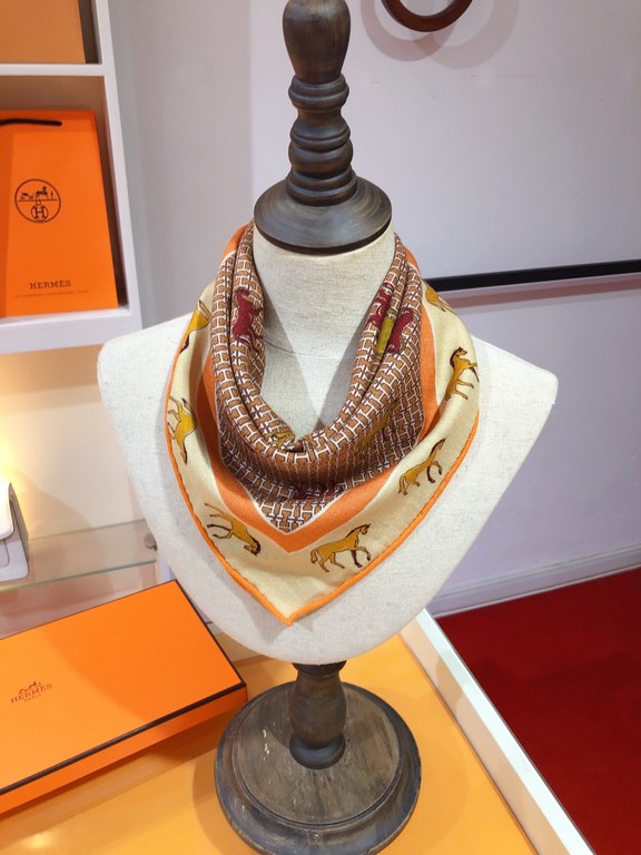 RHMS2376H's new 70cm reversible velvet square scarf, this must-have Hermes accessory can be worn in a variety of ways and goes well with any outfit. Wear it around your neck or as a belt, hair tie or headband. Thickness 