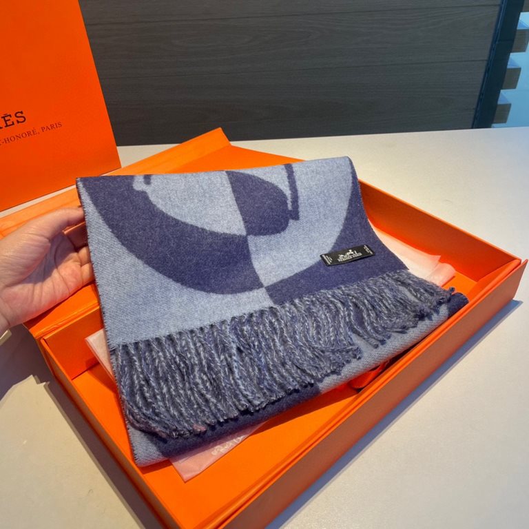 Hermes new geometric cashmere scarf, this paragraph is really a glance on the love, abstract geometric shapes logo, colorful geometric sense of fun, pay tribute to the brand logo elements, horse boots, spurs, jacquard cr