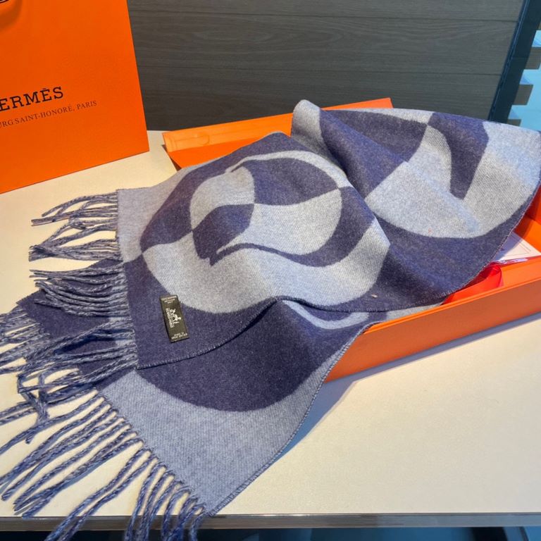 Hermes new geometric cashmere scarf, this paragraph is really a glance on the love, abstract geometric shapes logo, colorful geometric sense of fun, pay tribute to the brand logo elements, horse boots, spurs, jacquard cr