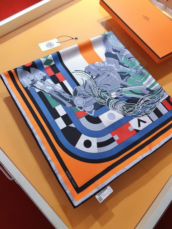 SHMS2337 Original HERMES [Mechanical Lekopo] 90cm Silk Square Towel  Obviously, the Mechanical Lekopo is a steed with a difference. It resembles the hero of a Japanese anime, leaving the familiar stables and entering a d