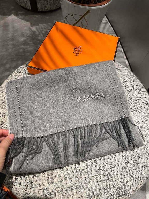 [Hermes double long scarf]    high cutting-edge products    water wave pattern absolutely screaming quality   LOGO embroidered label low-key luxury connotation, this scarf is definitely a treat for yourself to send your 