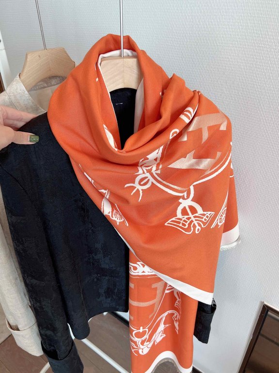 The new  H family. In this scarf, she draws a simple sample of what she considers exoticism. This must-have accessory can be worn in a variety of ways and goes well with any outfit, pleasing to the eye.