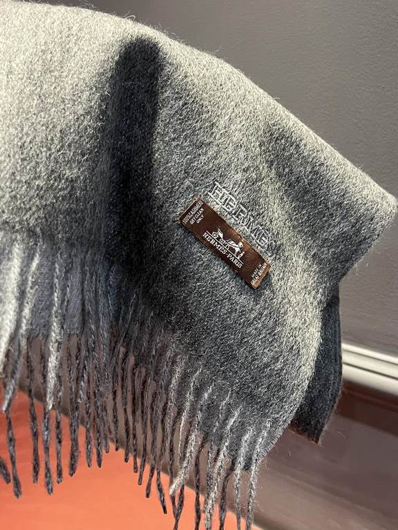 HERMFS [Hermes] Paris fashion show double-sided cashmere scarf! Using fine cashmere from the Mongolian plateau! The hand is full of fine velvet! The price is absolutely 100% affordable! Excellent embroidery craft! It's a