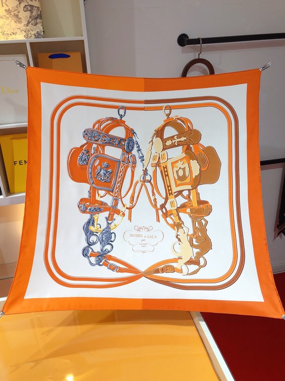 SHMS2309 ORIGINAL HERMES [Gorgeous bridle] 90cm silk square scarf  Gorgeous bridle is one of the most iconic motifs of Hermes. It is created through the brand's exquisite craftsmanship. This reinterpretation of one of th