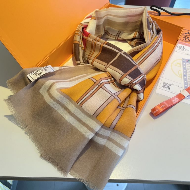 Will glow shiny scarf Hermes ~   on the new   Needless to say, this model is too familiar, the classic double F is the continuation of a century of iconic logo, this year the Vintage trend swept the world ~ ~ ~ Medieval 