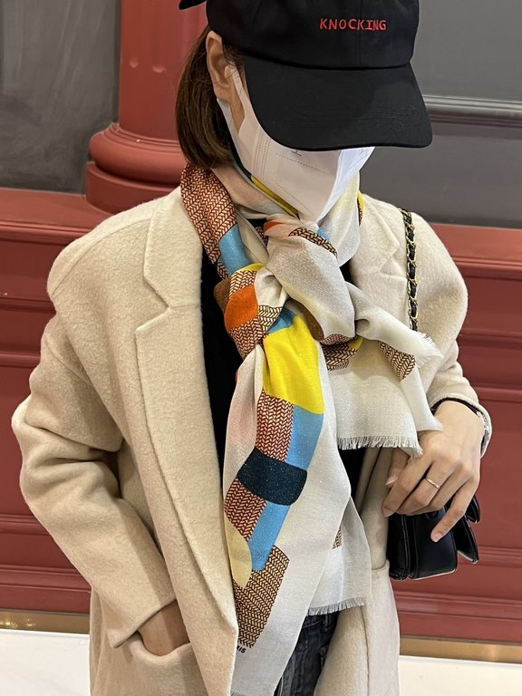 The scarf that glows and shines is new    Buy them all and say they look good Recommended [Pony Jumping] Top craftsmanship is a great value Hermès counter pop-ups   The three-dimensional rendering of the pattern pattern 