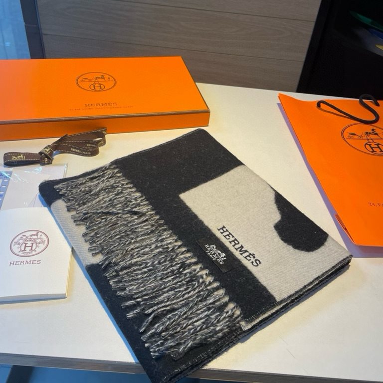 Hermes 2023 pop-up arrival! H Tiny cashmere scarf (100% cashmere).Horses are incorporated into the Is this a Love story! design, unfolding intimate whispers.Made in England.Size 30 x 140 cm