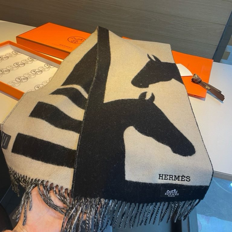 Hermes 2023 pop-up arrival! H Tiny cashmere scarf (100% cashmere).Horses are incorporated into the Is this a Love story! design, unfolding intimate whispers.Made in England.Size 30 x 140 cm