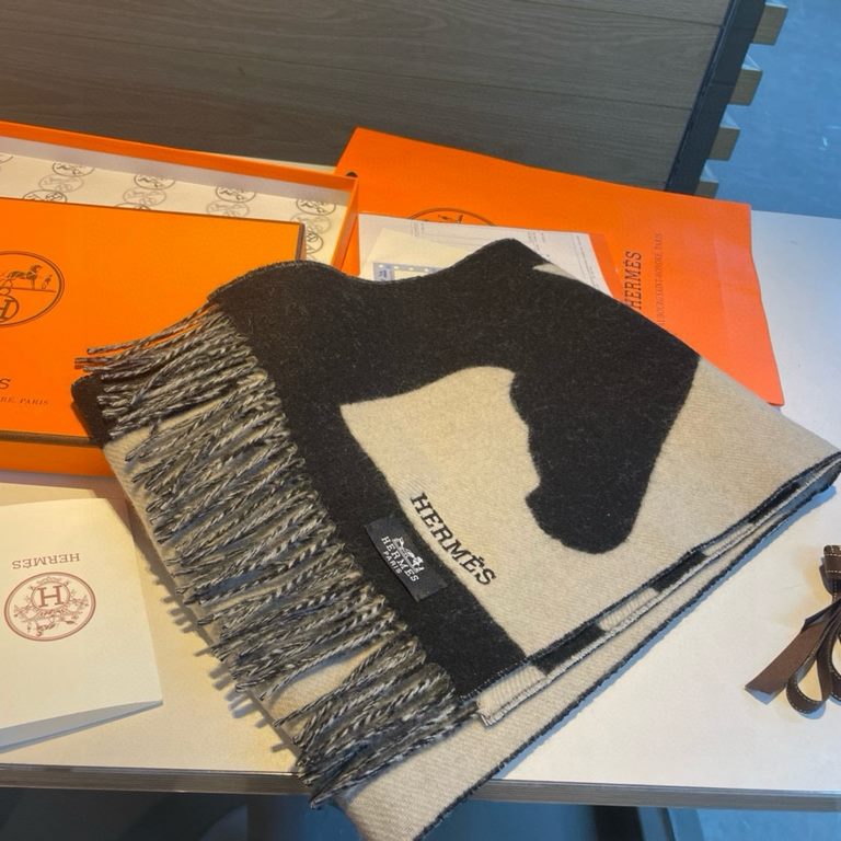 Hermes 2023 pop-up arrival! H Tiny cashmere scarf (100% cashmere).Horses are incorporated into the Is this a Love story! design, unfolding intimate whispers.Made in England.Size 30 x 140 cm