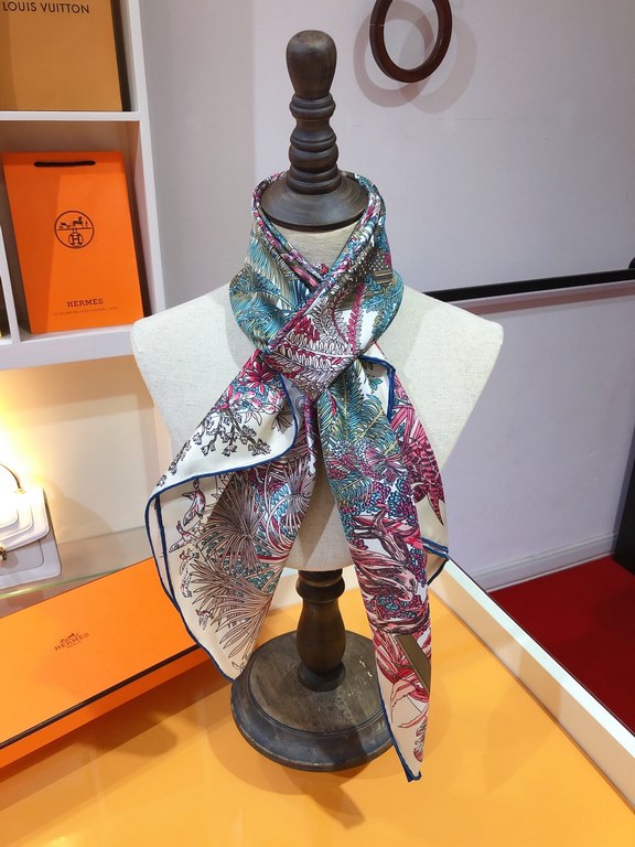 SHMS2330 HERMES 90cm Silk Square Scarf    This Hermès eye-catching accessory can be worn in many different ways and goes well with any outfit. Wear it around your neck or as a top, belt or headband for a pleasing look.  