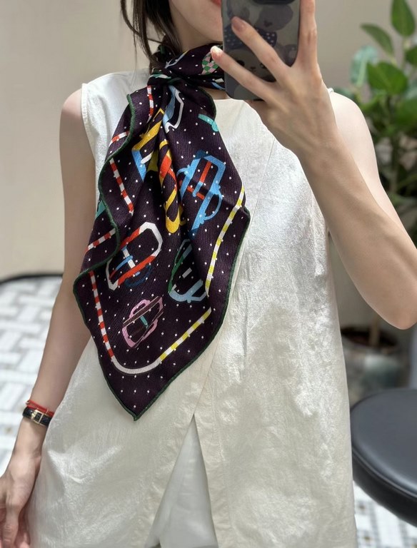 [Jacquard high luxury quality]This year's main size New   Don't say she's small, but actually it's a very delicate size Clean and sophisticated! Once you know it, you'll fall in love with it.[H Scarf buttons assembled]70