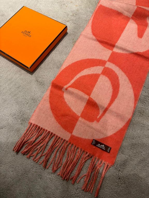 Hermes new geometric cashmere scarf, this model is really love at a glance, abstract geometric shapes logo, colorful geometric sense of fun, pay tribute to the brand's logo elements, riding boots, spurs, jacquard craftsm