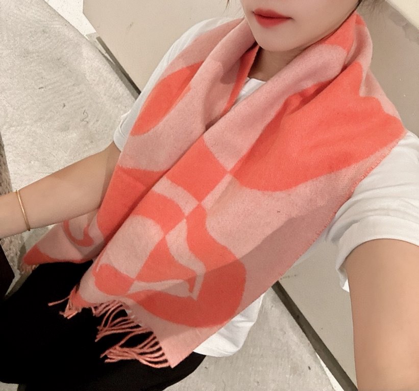 Hermes new geometric cashmere scarf, this model is really love at a glance, abstract geometric shapes logo, colorful geometric sense of fun, pay tribute to the brand's logo elements, riding boots, spurs, jacquard craftsm