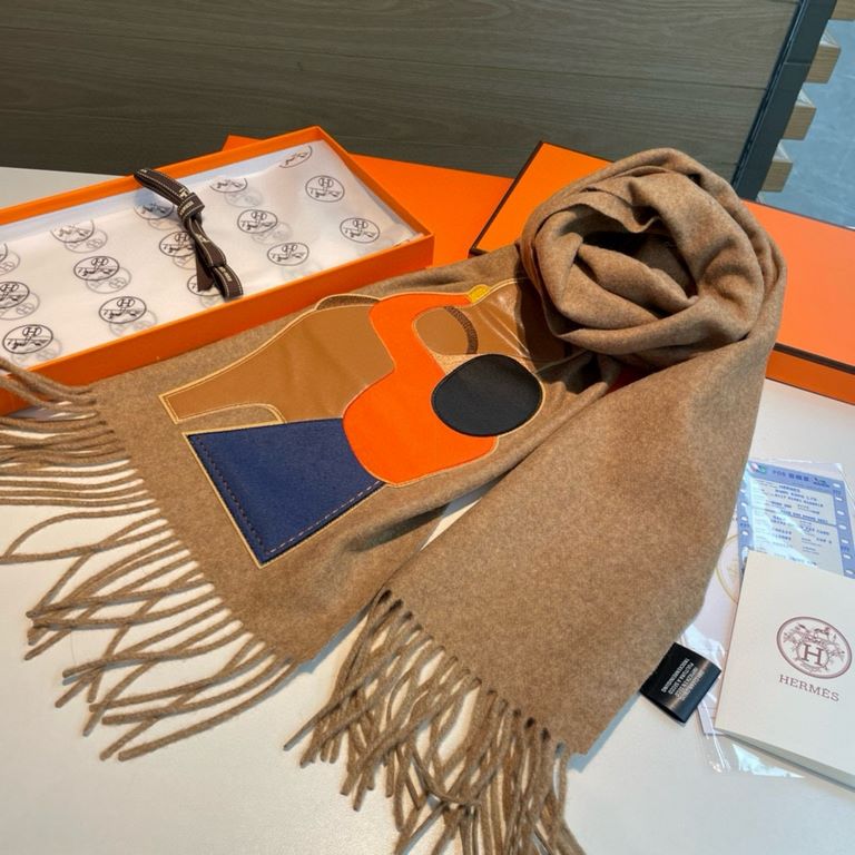 Hermes Hermes Stallion's Embrace Series Scarf 100% Pure Cashmere Silk, Leather Patchwork ~ the physical texture is really great, this scarf pays tribute to the exquisite craftsmanship of Hermes, while highlighting the be