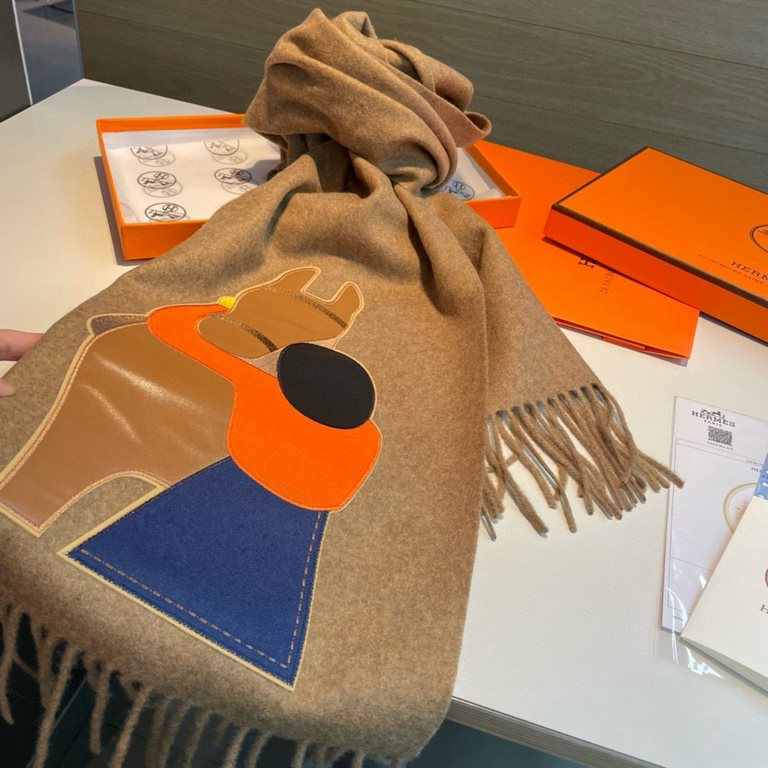 Hermes Hermes Stallion's Embrace Series Scarf 100% Pure Cashmere Silk, Leather Patchwork ~ the physical texture is really great, this scarf pays tribute to the exquisite craftsmanship of Hermes, while highlighting the be