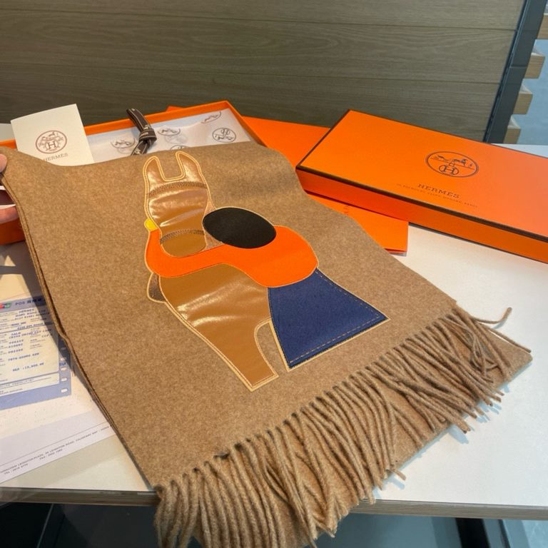 Hermes Hermes Stallion's Embrace Series Scarf 100% Pure Cashmere Silk, Leather Patchwork ~ the physical texture is really great, this scarf pays tribute to the exquisite craftsmanship of Hermes, while highlighting the be