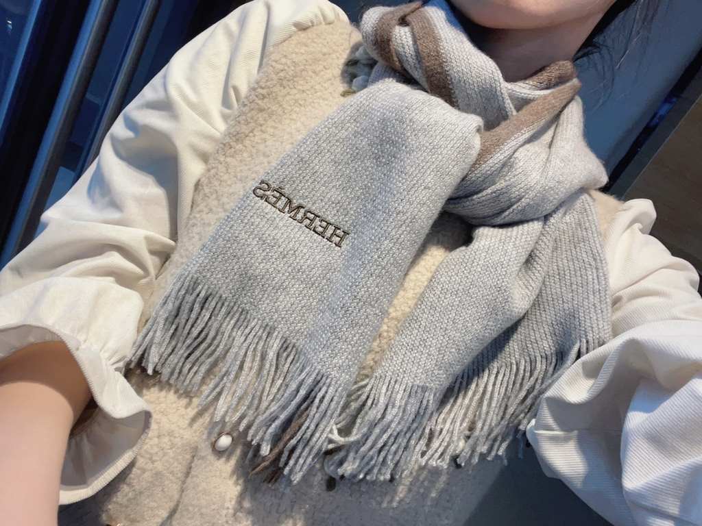 Hermes (Hermes) synchronized counter, high-end cashmere knitted scarf! Can be formal, can be casual, very Classical men's design. This knitting method is more difficult, and very costly yarn, the craft is very difficult!