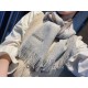 Hermes (Hermes) synchronized counter, high-end cashmere knitted scarf! Can be formal, can be casual, very Classical men's design. This knitting method is more difficult, and very costly yarn, the craft is very difficult!