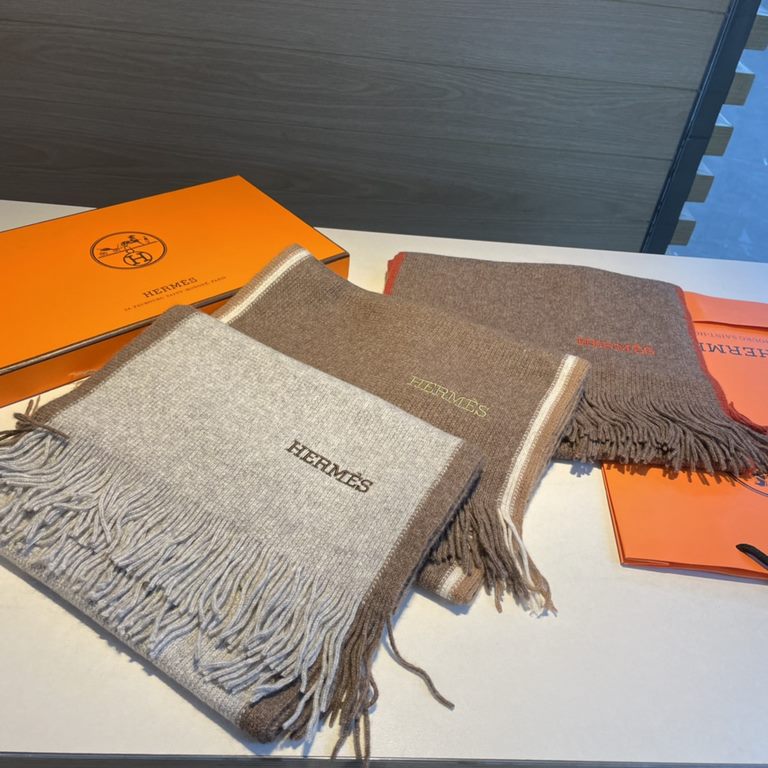 Hermes (Hermes) synchronized counter, high-end cashmere knitted scarf! Can be formal, can be casual, very Classical men's design. This knitting method is more difficult, and very costly yarn, the craft is very difficult!