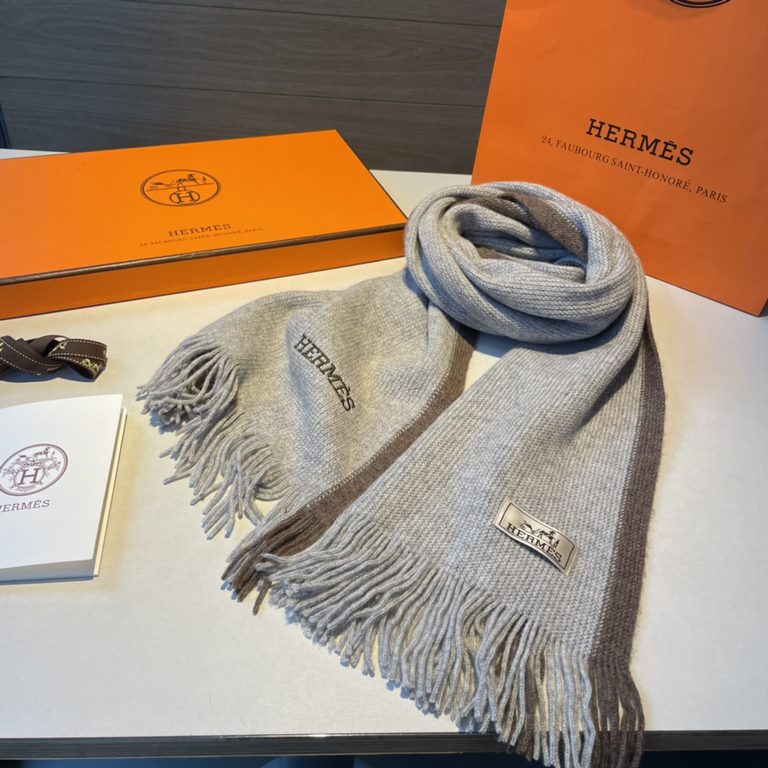 Hermes (Hermes) synchronized counter, high-end cashmere knitted scarf! Can be formal, can be casual, very Classical men's design. This knitting method is more difficult, and very costly yarn, the craft is very difficult!