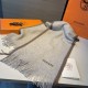 Hermes (Hermes) synchronized counter, high-end cashmere knitted scarf! Can be formal, can be casual, very Classical men's design. This knitting method is more difficult, and very costly yarn, the craft is very difficult!