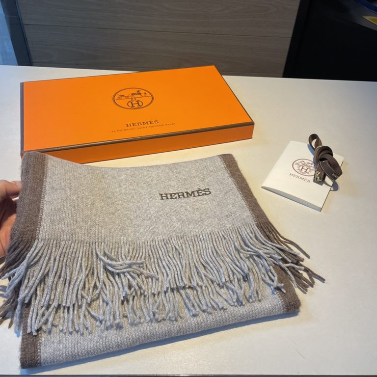 Hermes (Hermes) synchronized counter, high-end cashmere knitted scarf! Can be formal, can be casual, very Classical men's design. This knitting method is more difficult, and very costly yarn, the craft is very difficult!