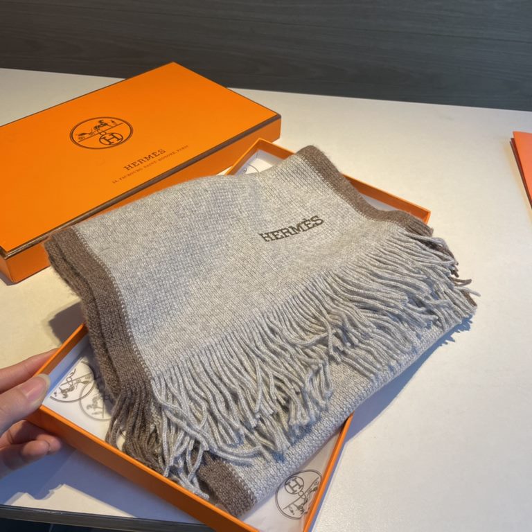 Hermes (Hermes) synchronized counter, high-end cashmere knitted scarf! Can be formal, can be casual, very Classical men's design. This knitting method is more difficult, and very costly yarn, the craft is very difficult!