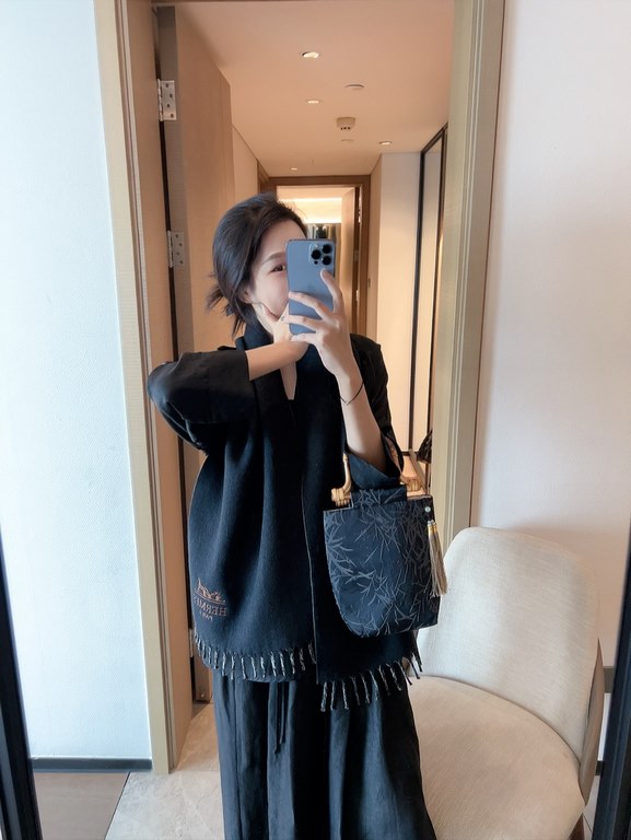 Heavy embroidery Double-faced cashmere Hermes Soft and delicate feel new     Hermes the latest counter staples   vacation and daily are very good with the model   order private flow 】 once you see it, you want to go on v