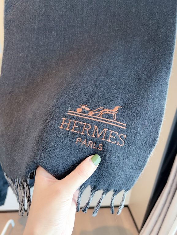 Heavy embroidery Double-faced cashmere Hermes Soft and delicate feel new     Hermes the latest counter staples   vacation and daily are very good with the model   order private flow 】 once you see it, you want to go on v