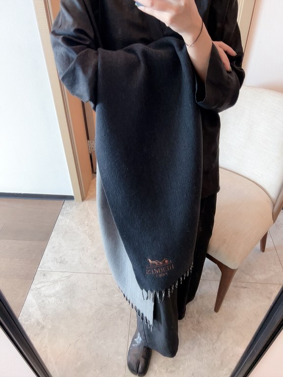 Heavy embroidery Double-faced cashmere Hermes Soft and delicate feel new     Hermes the latest counter staples   vacation and daily are very good with the model   order private flow 】 once you see it, you want to go on v