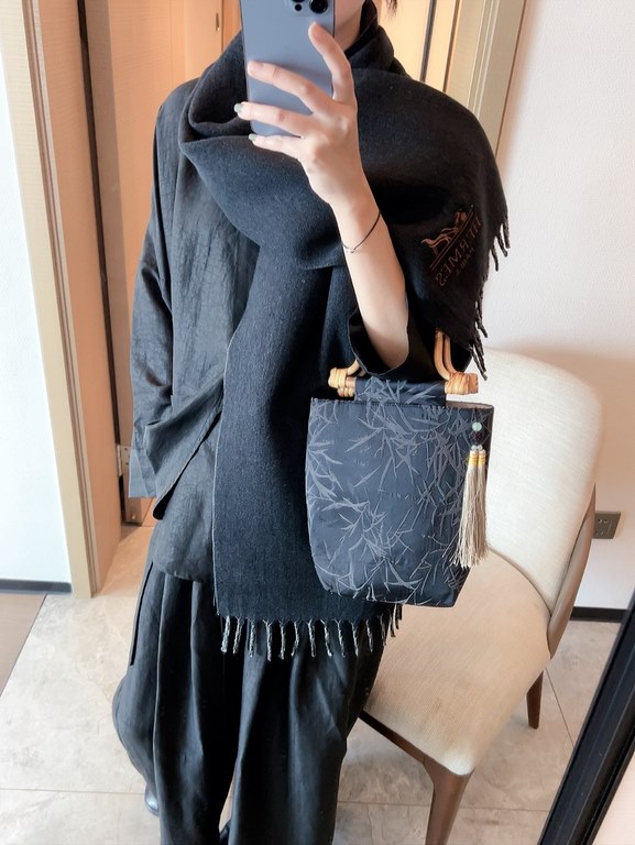 Heavy embroidery Double-faced cashmere Hermes Soft and delicate feel new     Hermes the latest counter staples   vacation and daily are very good with the model   order private flow 】 once you see it, you want to go on v