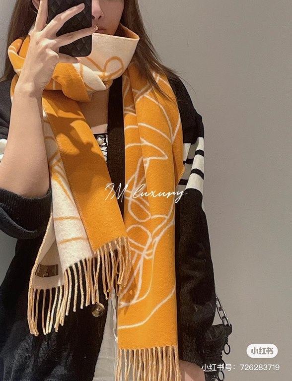 New at Hermes This scarf is woven in a delicate clashing jacquard and presents the Entrelacs Equestres horse head pattern designed by Geoff McFetridge. Size 40195cm.