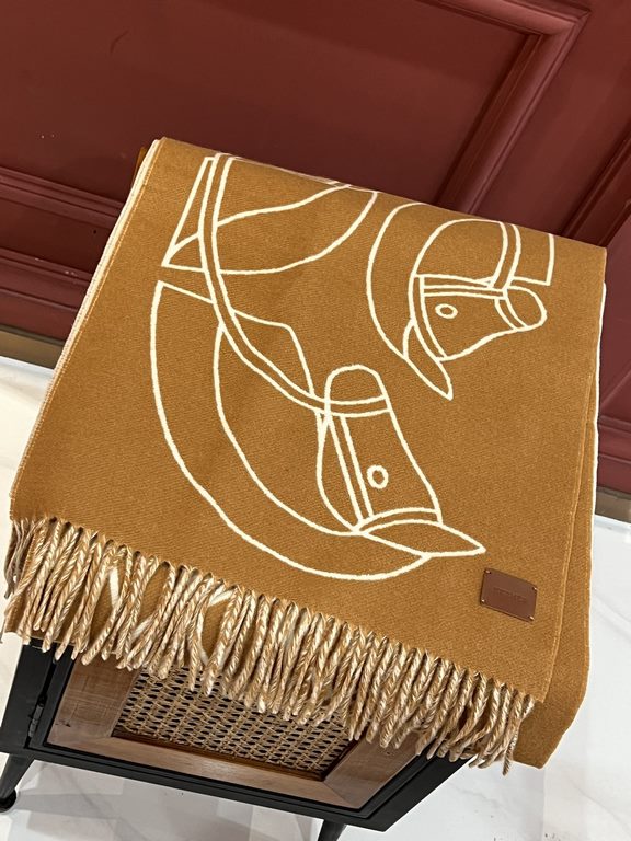 New at Hermes This scarf is woven in a delicate clashing jacquard and presents the Entrelacs Equestres horse head pattern designed by Geoff McFetridge. Size 40195cm.