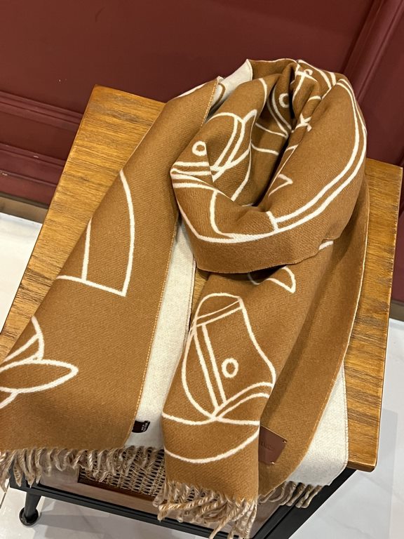 New at Hermes This scarf is woven in a delicate clashing jacquard and presents the Entrelacs Equestres horse head pattern designed by Geoff McFetridge. Size 40195cm.