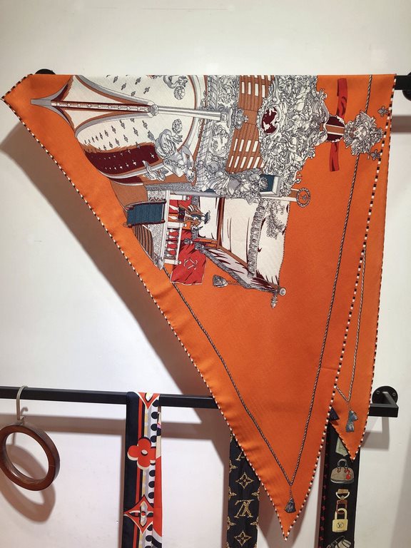 RHMS2279 Hermes [La Reale] velvet large tricot scarf, counter synchronization! The carved-beam stern is the main exhibit at the National Naval Museum in Paris. With its elegant lines and ornate decorative carvings, this 