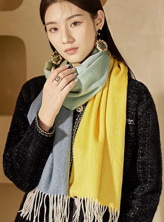 too beautiful   Hermes couple models beautiful to scream   counter the latest models   England and Europe and the United States model multi-color gradient is another that is fashionable and practical large scarf 