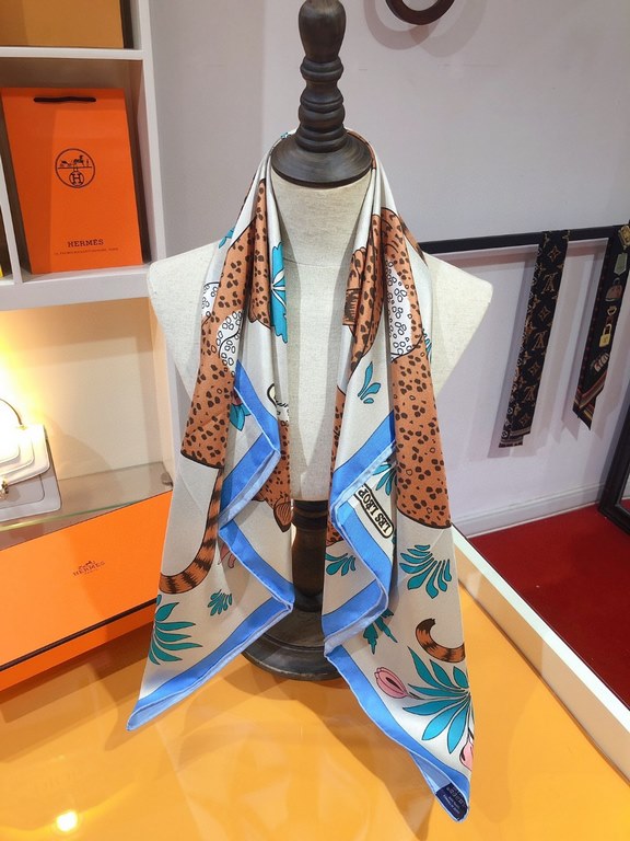 SHMS2220  Original Hermès [Leopards in Pairs] 90cm Silk Square Scarf   The charming Leopards in Pairs motif, originally designed for beach towels, exudes simplicity, dynamism and geometric beauty. The simple lines of the