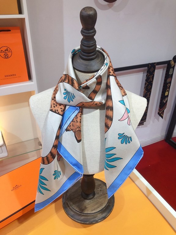 SHMS2220  Original Hermès [Leopards in Pairs] 90cm Silk Square Scarf   The charming Leopards in Pairs motif, originally designed for beach towels, exudes simplicity, dynamism and geometric beauty. The simple lines of the