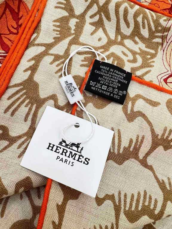 Hermes_23 AutumnWinter New Arrivals~Jungle Love 140 Velvet Printed Square ScarfHand-rolled velvet square scarf (30% silk 70% cashmere)This 140cm square scarf has a soft texture and is easy to wear.Designers Robert Dallet