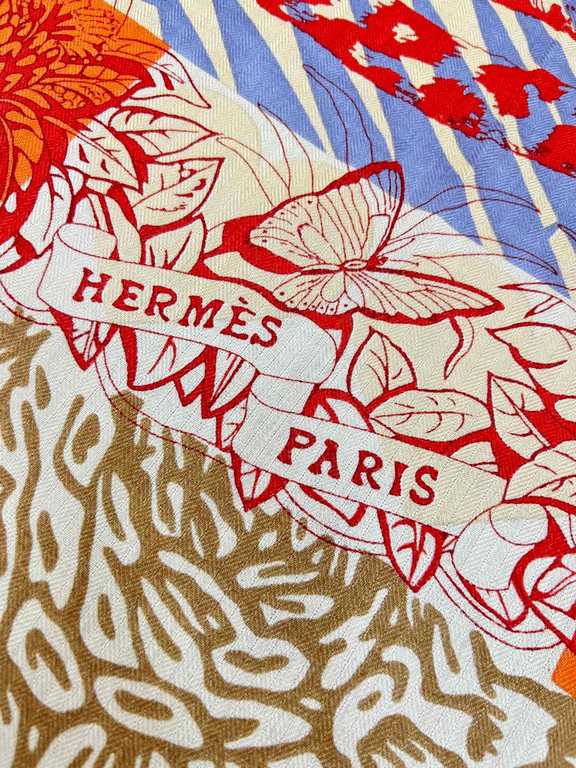 Hermes_23 AutumnWinter New Arrivals~Jungle Love 140 Velvet Printed Square ScarfHand-rolled velvet square scarf (30% silk 70% cashmere)This 140cm square scarf has a soft texture and is easy to wear.Designers Robert Dallet