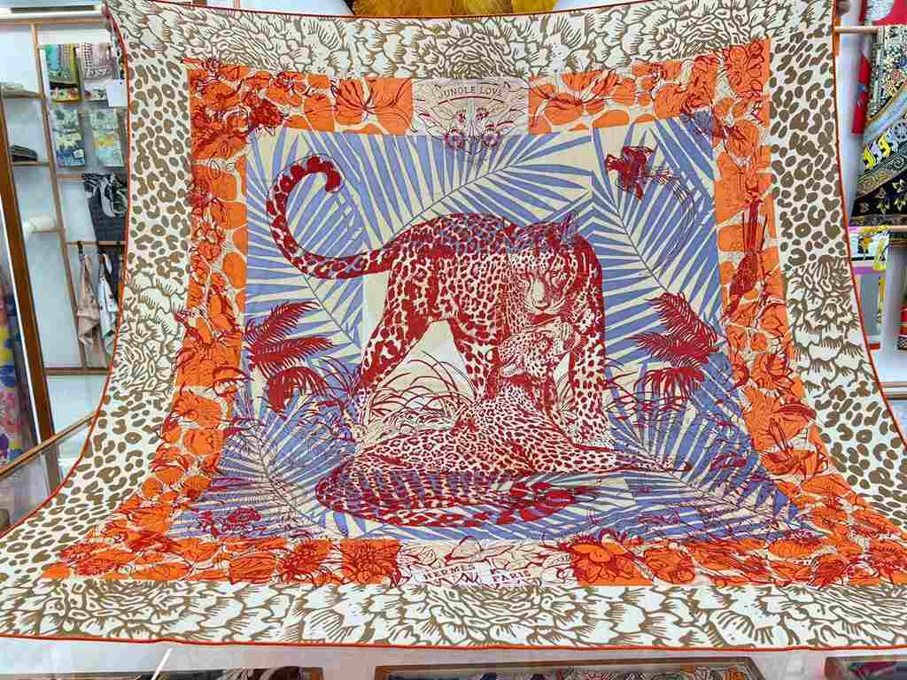 Hermes_23 AutumnWinter New Arrivals~Jungle Love 140 Velvet Printed Square ScarfHand-rolled velvet square scarf (30% silk 70% cashmere)This 140cm square scarf has a soft texture and is easy to wear.Designers Robert Dallet