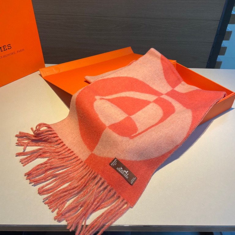 Hermes new geometric cashmere scarf, this paragraph is really a glance on the love, abstract geometric shapes logo, colorful geometric sense of fun, pay tribute to the brand logo elements, horse boots, spurs, jacquard cr