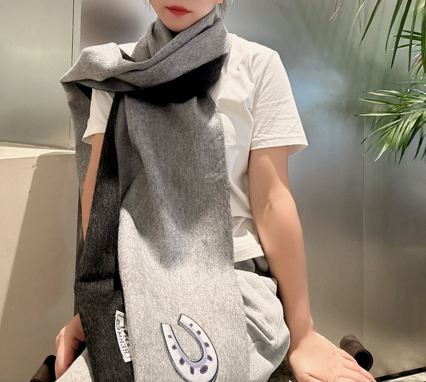 Hermes Cashmere Scarf  New This scarf is made of delicate two-sided color jacquard weave, size 35195CM   Fashionable and versatile models