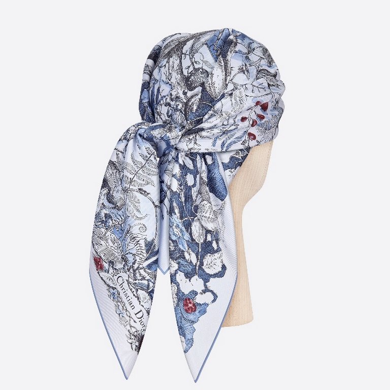 The  SDO2309 Original Dior [Jardin Magique] 90cm silk square scarf features an enchanting rustic pattern inspired by the magical world. Carefully crafted from rose-pink mulberry silk twill, it's trimmed with contrasting 