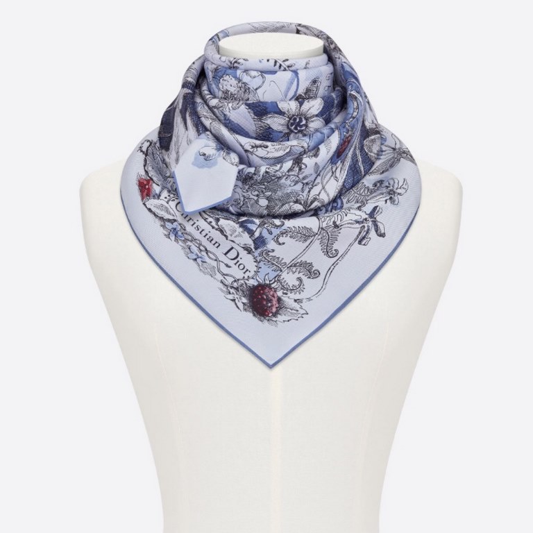 The  SDO2309 Original Dior [Jardin Magique] 90cm silk square scarf features an enchanting rustic pattern inspired by the magical world. Carefully crafted from rose-pink mulberry silk twill, it's trimmed with contrasting 