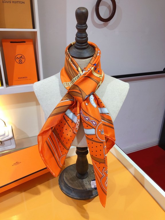 SHMS2332 ORIGINAL HERMES [Early Morning Stroll] 90cm Silk Square Scarf  A hearty breakfast starts an energizing day. But don't forget that horses need a little ritual too the daily early morning stroll is a sacred practi