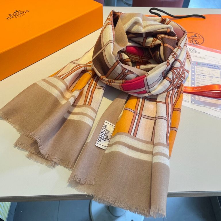 Will glow shiny scarf Hermes ~   on the new   Needless to say, this model is too familiar, the classic double F is the continuation of a century of iconic logo, this year the Vintage trend swept the world ~ ~ ~ Medieval 